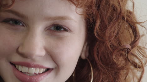 Cerrar-Retrato-Joven-Hermosa-Cabeza-Roja-Mujer-Estudiante-Sonriendo-Feliz-Disfrutando-Del-éxito-Mujer-Sana-Mirando-Alegre-Cabello-Rizado-Jengibre-Belleza-Femenina