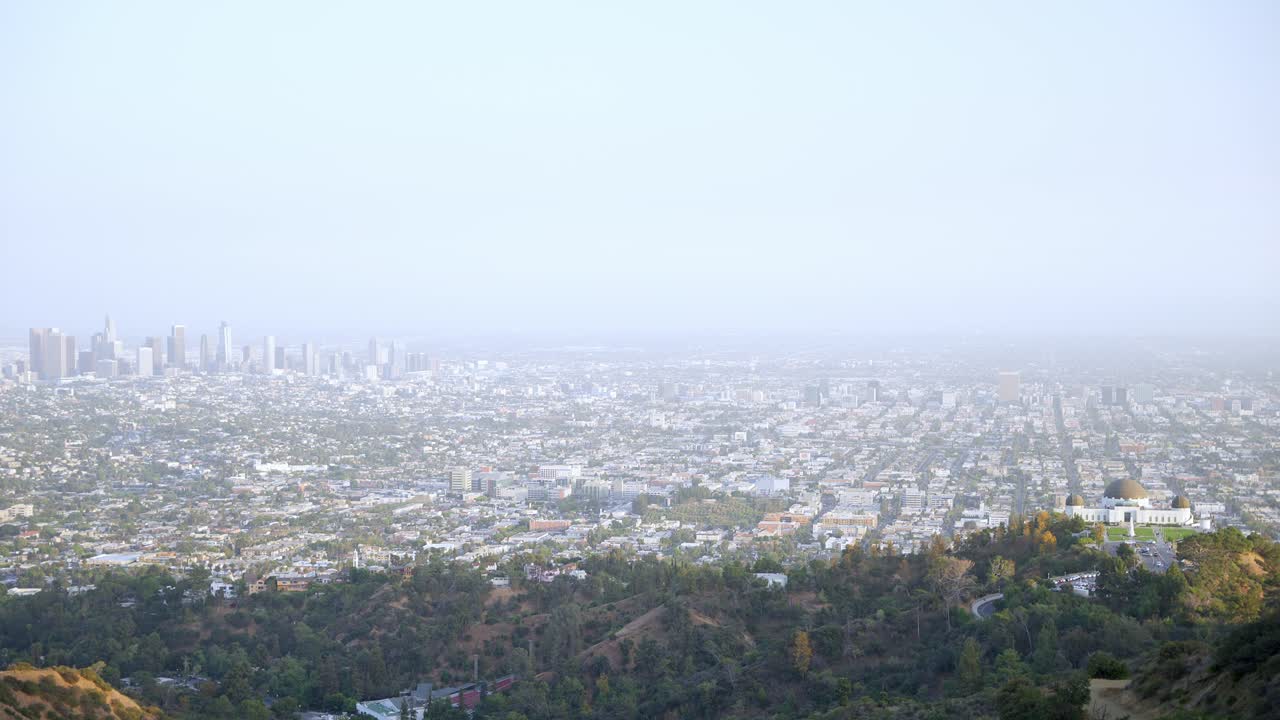 로스 앤젤레스 시내의 탁 트인 전망과 산에서 그리피스 천문대
