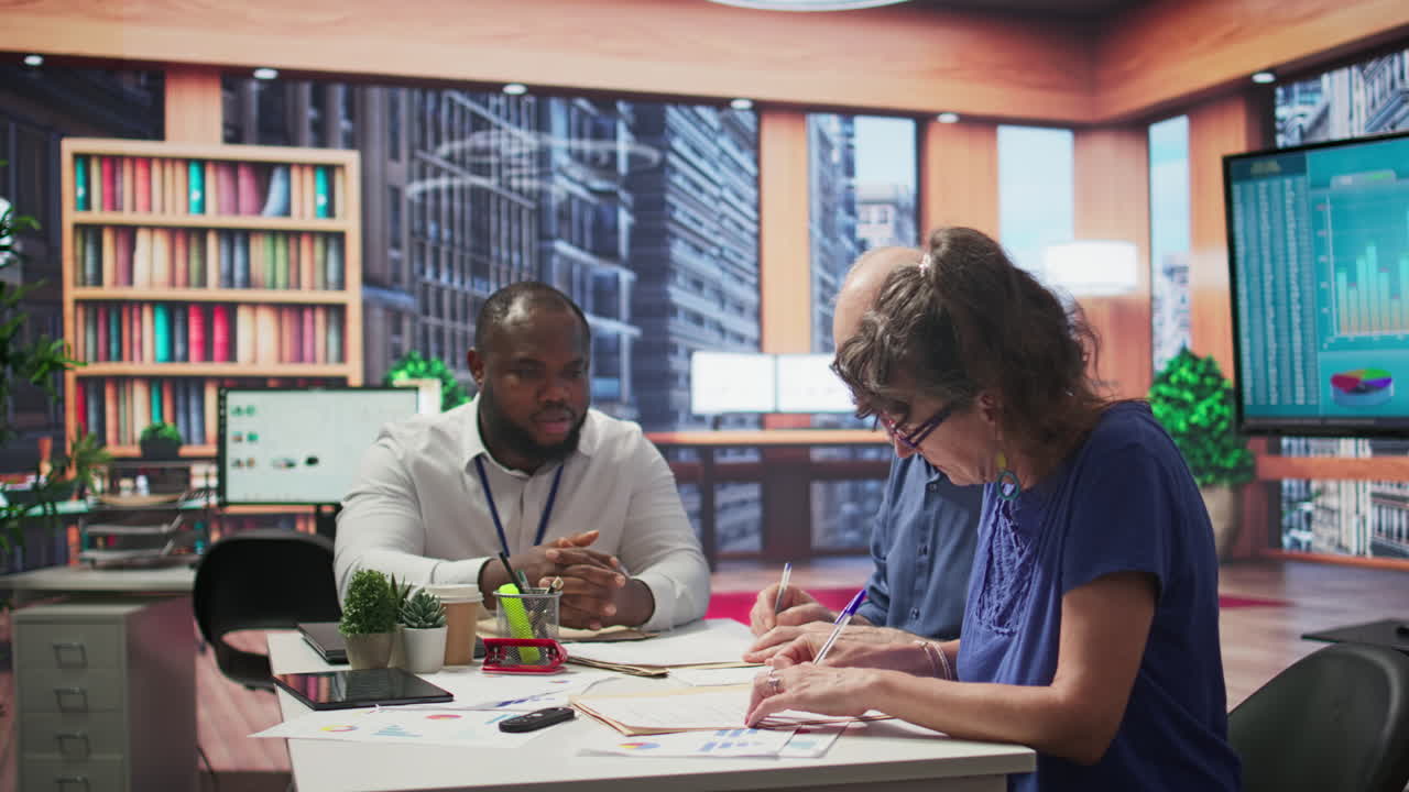 mujer anciana estrechando la mano con un corredor financiero en una oficina moderna