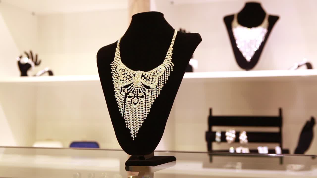 женщины в магазине ювелирных изделий
