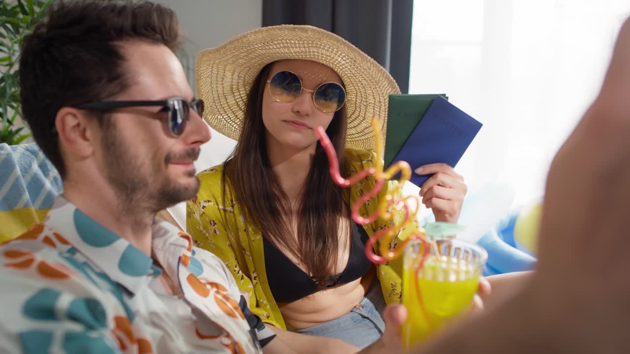 Vídeo de casal feliz tirando uma selfie de férias em casa