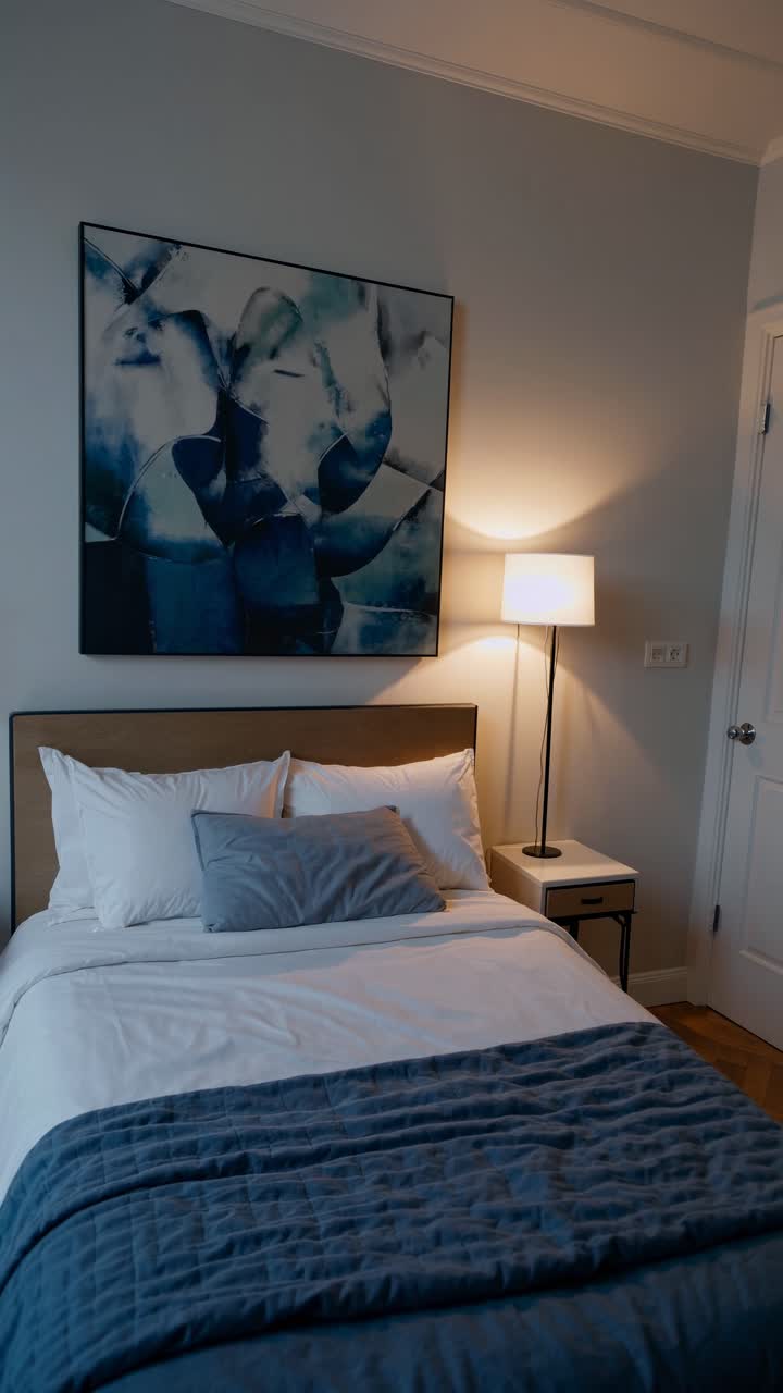 Scena accogliente di camera da letto con arte moderna, ripresa dal basso