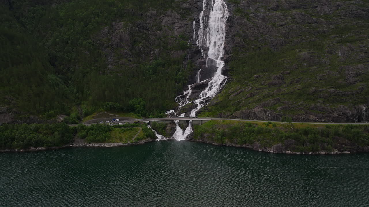 las impresionantes cascadas de langfoss descienden por el acantilado hacia akrafjord, noruega
