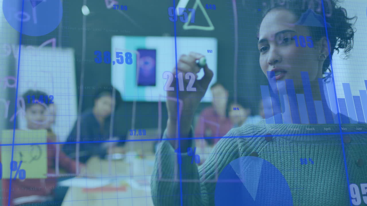 animación de patrón de cuadrícula con gráficos y números sobre mujer de negocios biracial escribiendo en una pared de vidrio