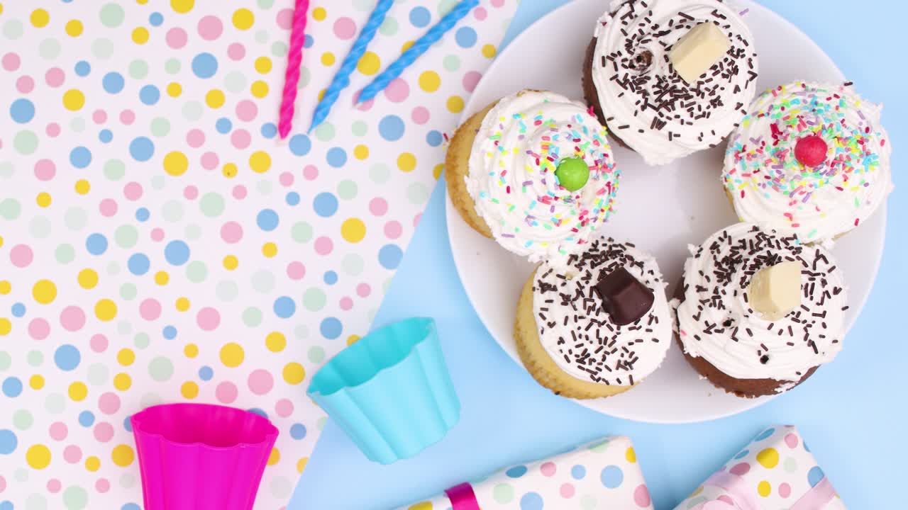 la decoración de la fiesta se mueve con pasteles de taza. detenga el movimiento