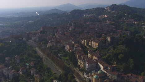 Toma-Aérea-De-Establecimiento-De-La-Impresionante-Zona-Residencial-Dentro-De-Bérgamo,-Italia