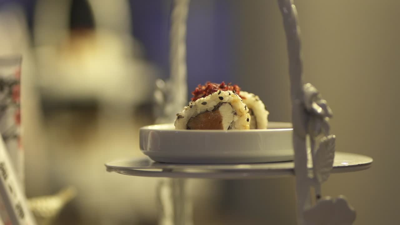 칼로피르니아는 멋진 접시에서 수시를 굴리며, 매크로