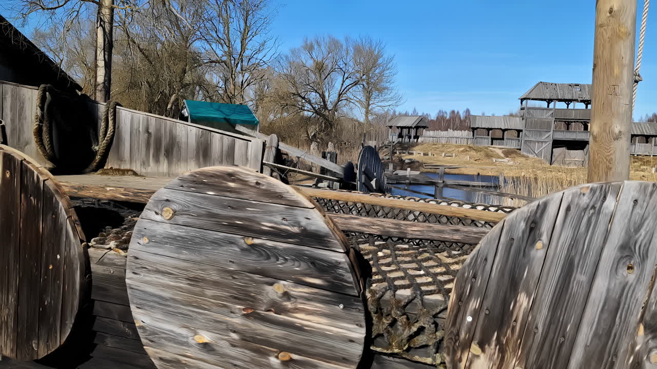 киностудия cinevilla кинотеатр в латвии деревянная средневековая сцена обстановка обстановка