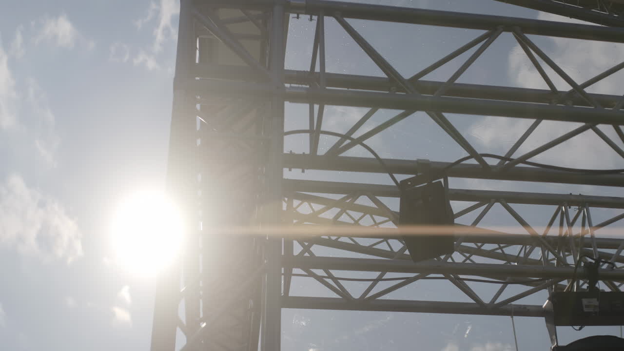 estructura del escenario bajo la luz del sol