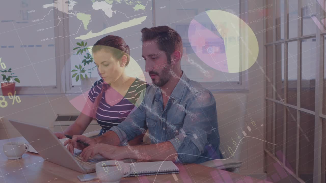 animación del procesamiento de datos financieros sobre personas de negocios que usan computadoras portátiles