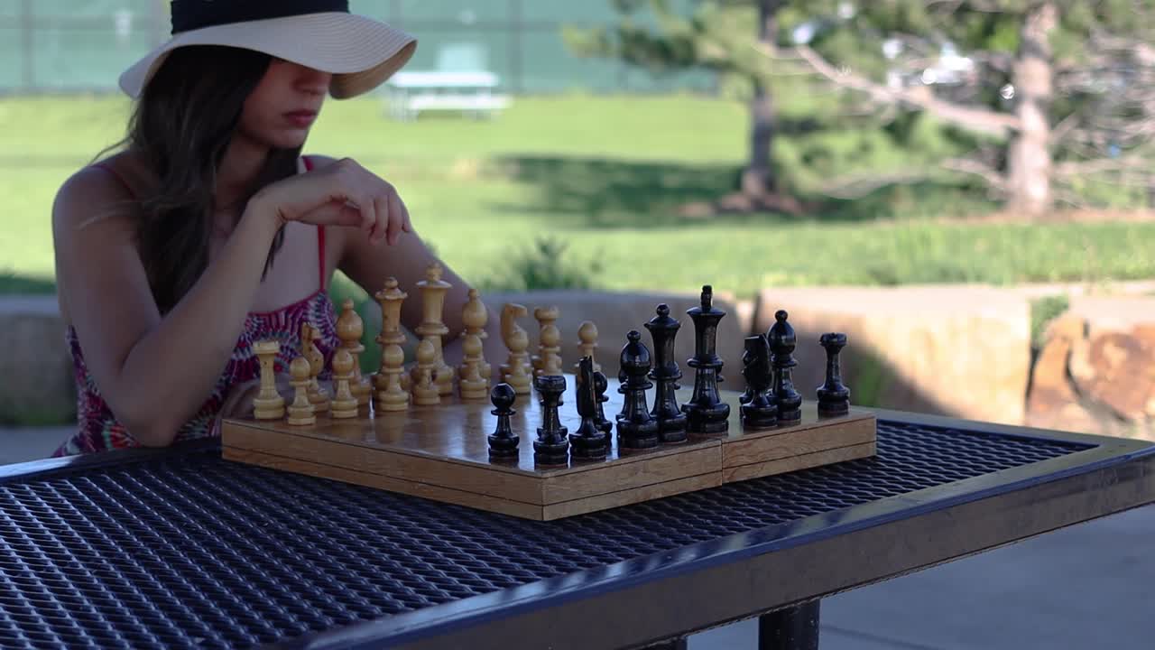 consideración profunda de un movimiento de ajedrez. intenso