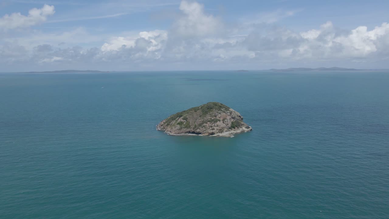 bluff rock island y el tranquilo océano azul en la costa de capricornio en qld, australia