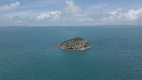 Bluff-Rock-Island-Und-Der-Ruhige-Blaue-Ozean-An-Der-Steinbockküste-In-Qld,-Australien