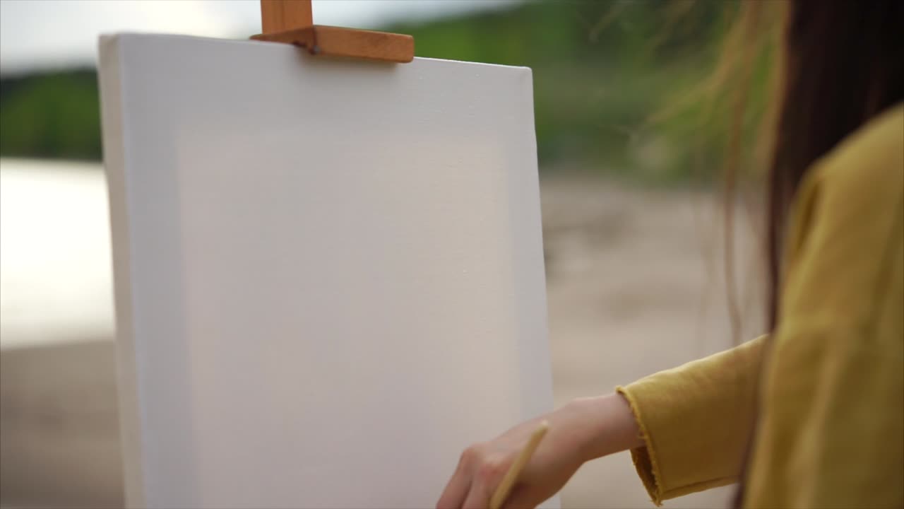 mujer pintando al aire libre