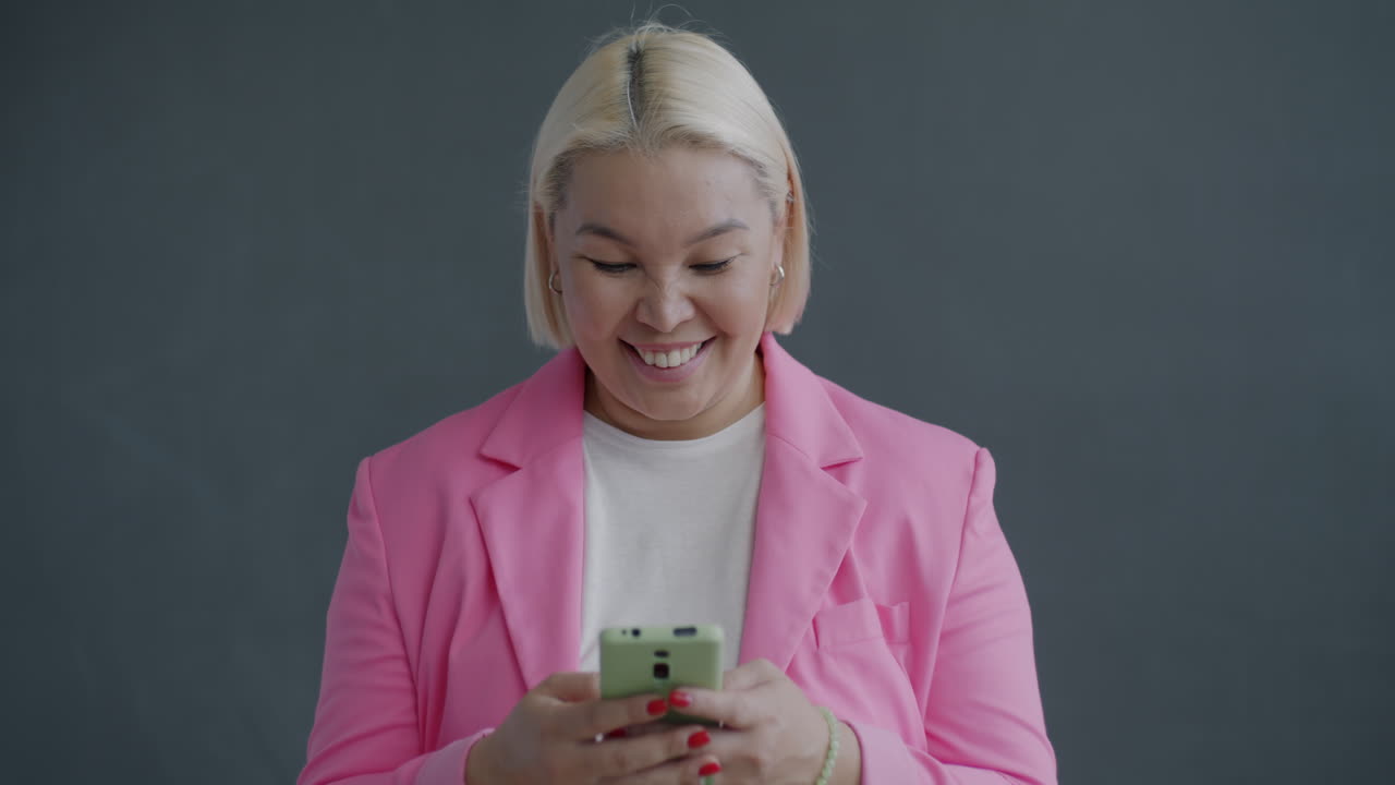 Donna che guarda con entusiasmo il telefono