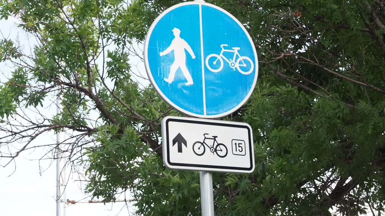 señal en el callejón peatonal del ciclo de carretera