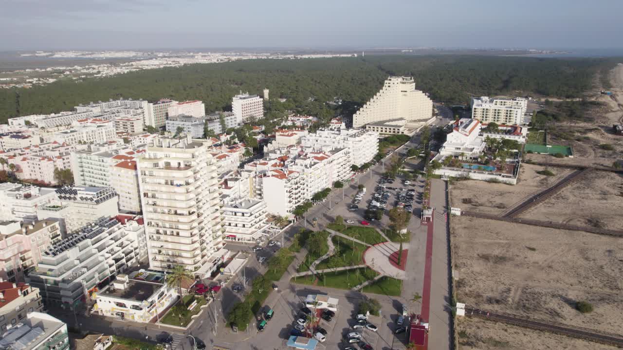 vista aérea de montegordo, paisaje urbano junto a la playa, portugal
