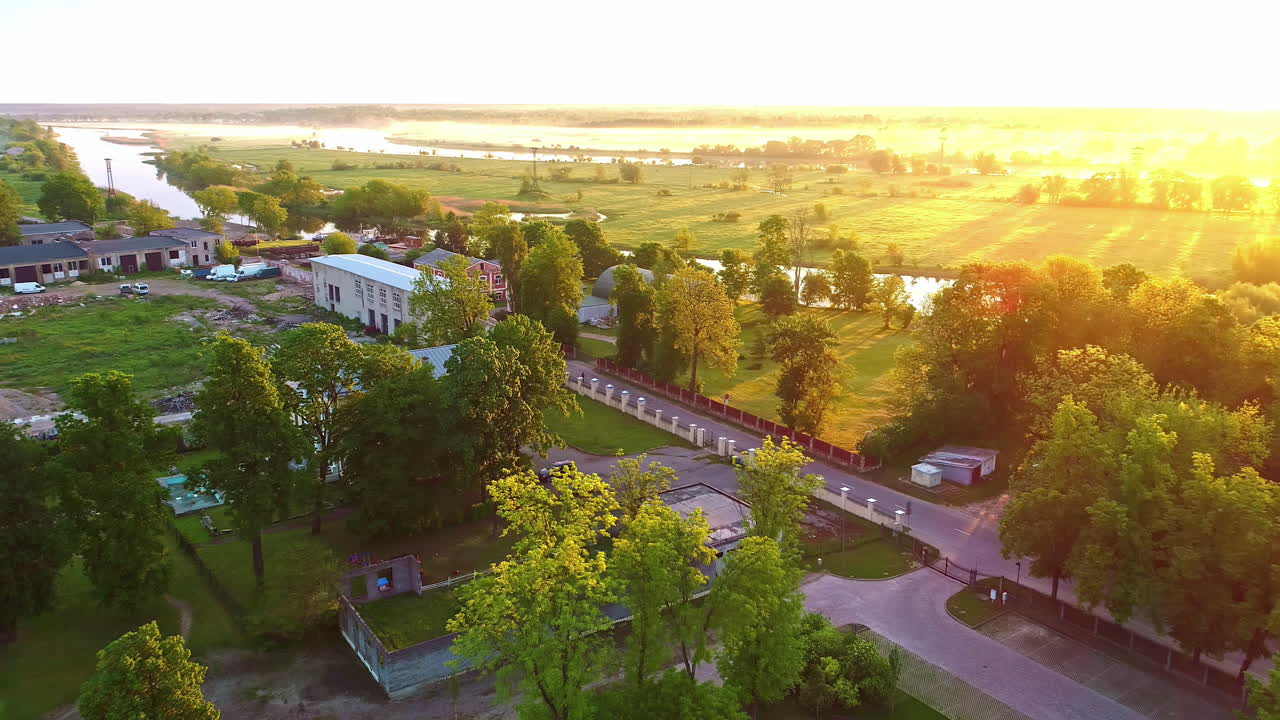 라트비아의 jelgava에 있는 lielupes palienes plavas, 마을, 공원 및 어린이 놀이터에서 밝은 빛이 비추고 있습니다.