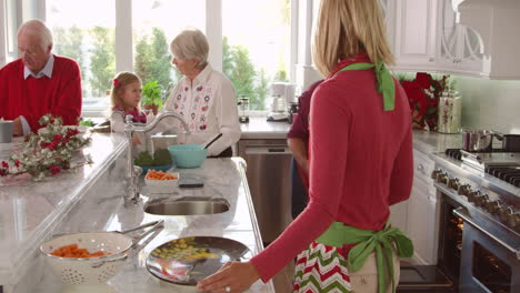 Familia-Con-Abuelos-Prepara-Comida-Navideña-Filmada-En-R3d.