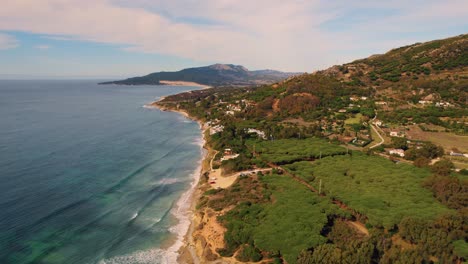 Drohnenaufnahme-Von-Spaniens-Tarifa-Vor-Der-Küste-Der-Straße-Von-Gibraltar