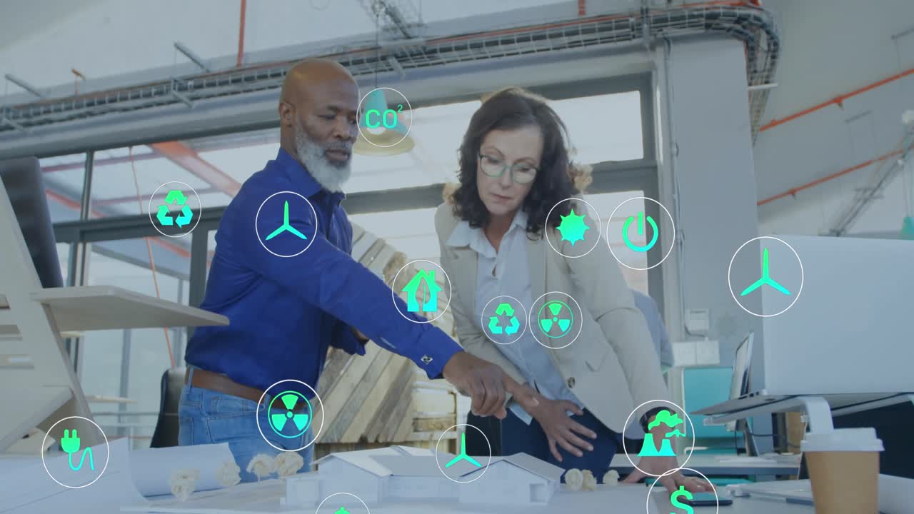 animación de múltiples iconos digitales contra diversos hombres y mujeres discutiendo sobre un plan en la oficina