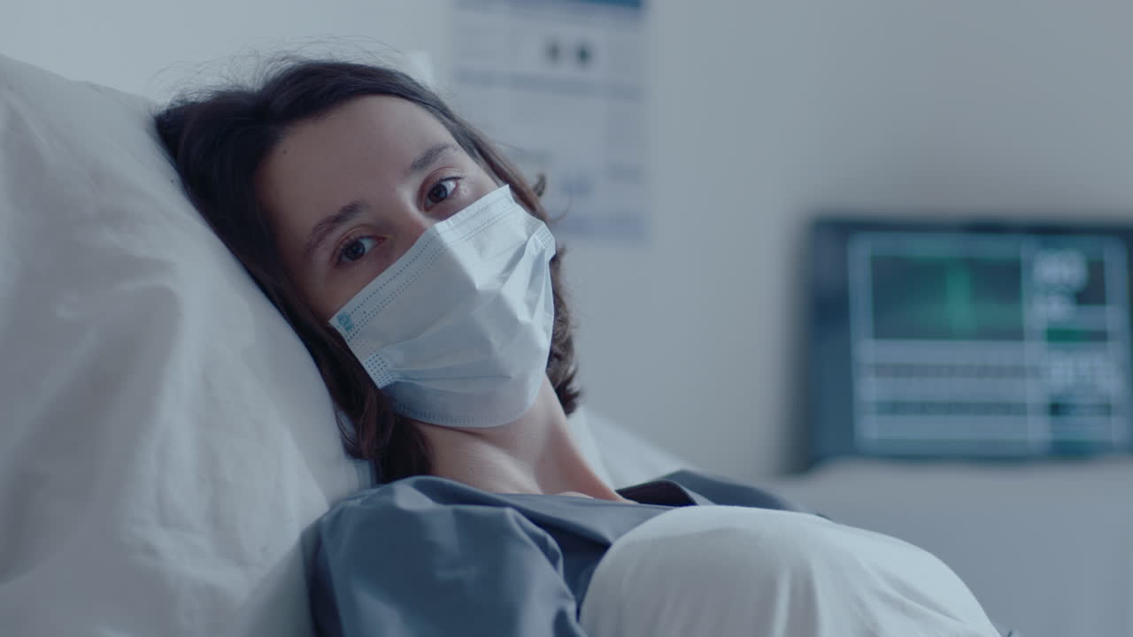 retrato de una paciente enferma con máscara en el pabellón del hospital