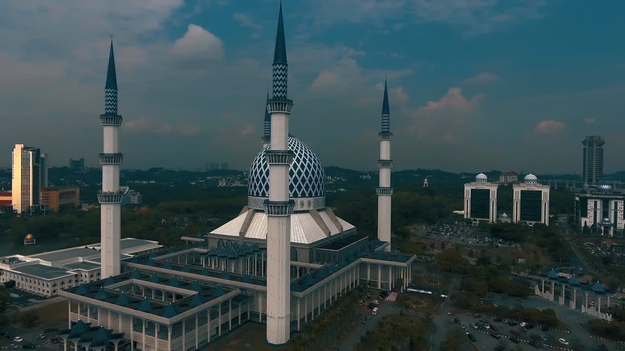 Sultan Salahuddin Abdul Aziz Mosque.