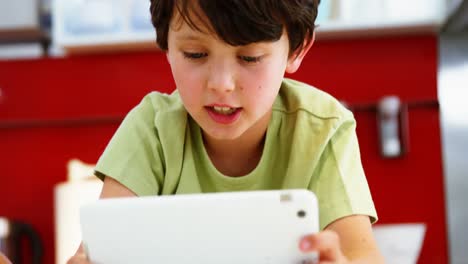 Junge-Benutzt-Digitales-Tablet-In-Der-Küche