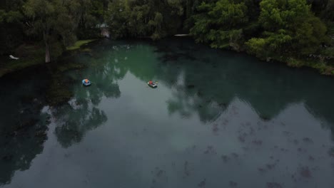 Toma-Aérea-De-Drones-De-Una-Laguna-Colorida