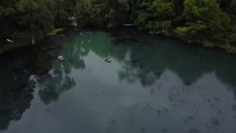 toma aérea de drones de una laguna colorida