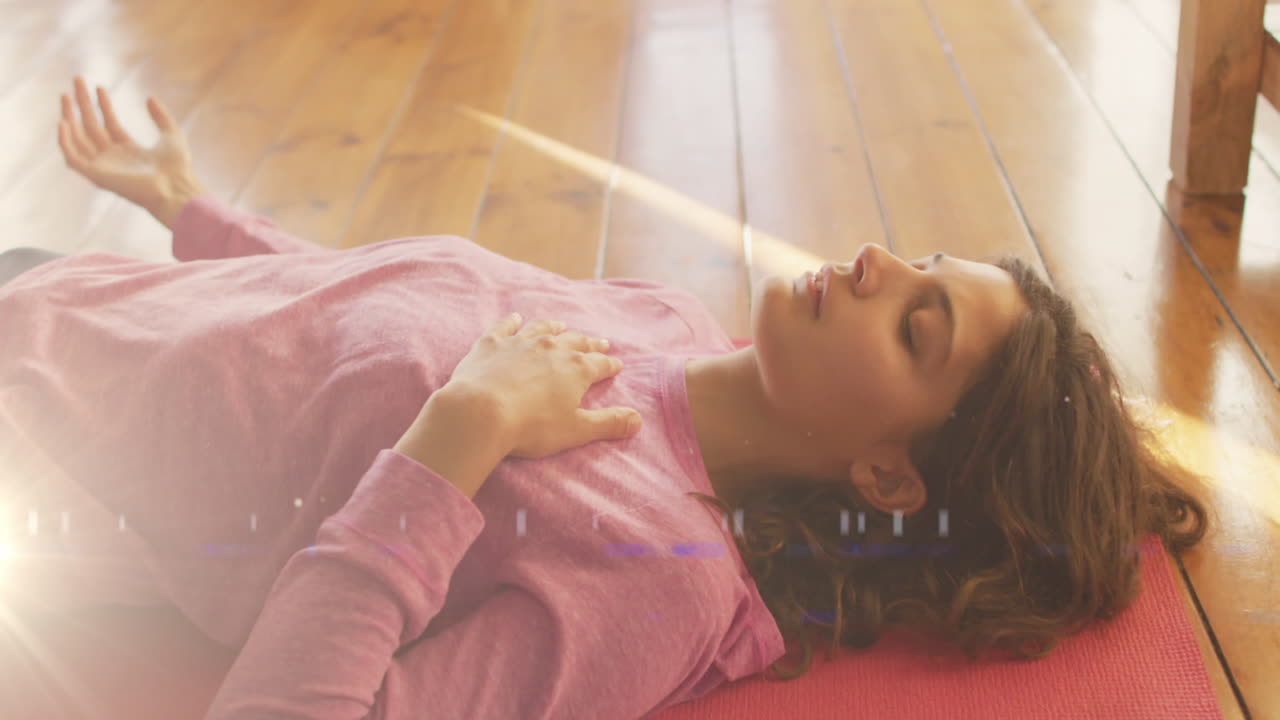animación de puntos de luz sobre una mujer caucásica acostada en el suelo