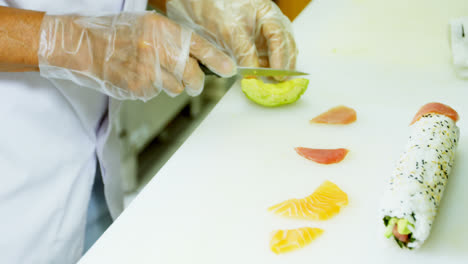 chef masculino cortando frutas de aguacate en la cocina 4k