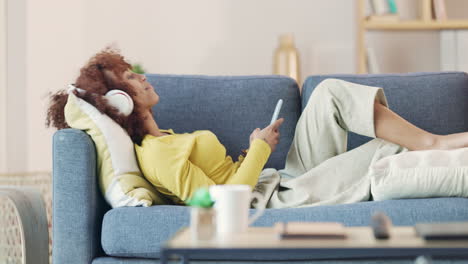 mujer escuchando música con auriculares relajándose