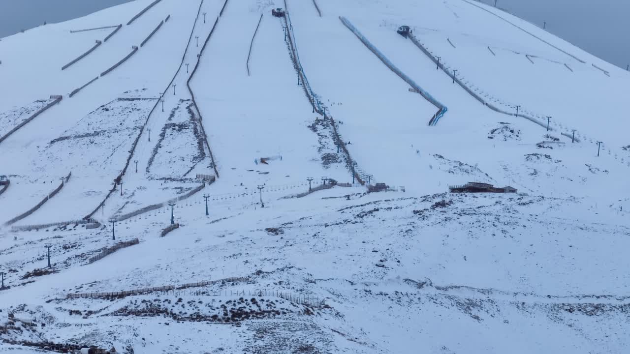 엘 콜로라도 스키 리조트의 여러 스키 경로를 보여주는 공중 기울임 샷