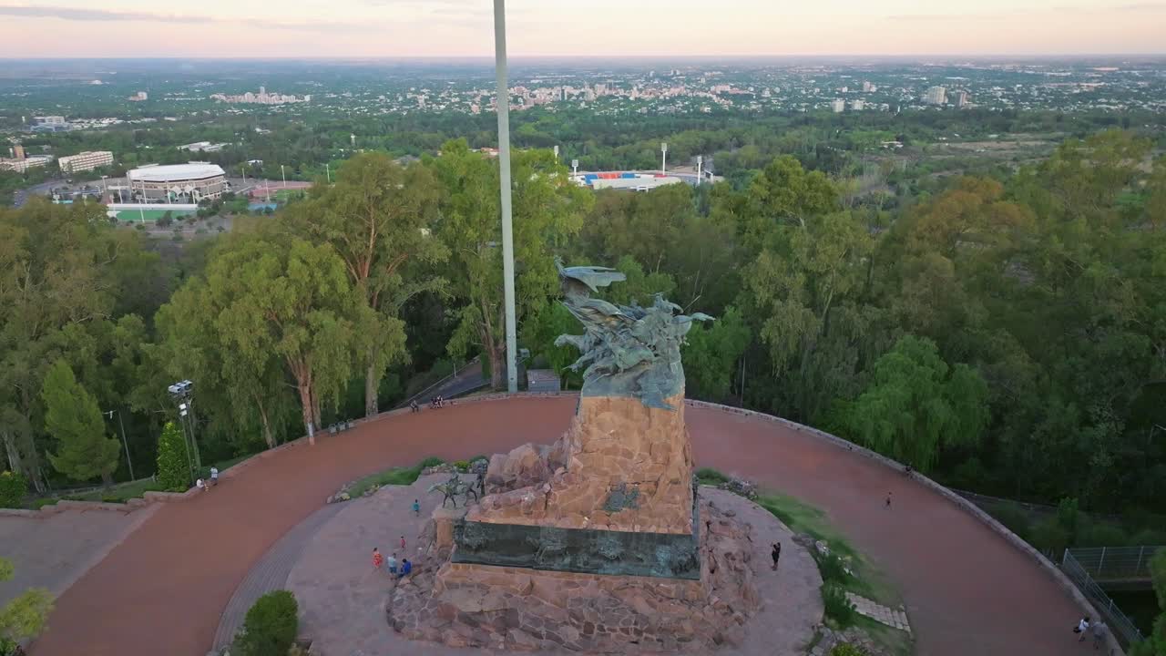 кинематографический кадр памятника армии андес с осматривающими его туристами