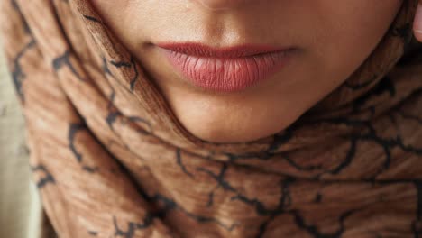 primer plano de una mujer con hijab