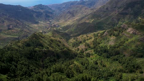 Lenta-Revelación-Aérea-De-Un-Vasto-Bosque-Y-Cadena-Montañosa,-Isla-De-La-Gomera,-España