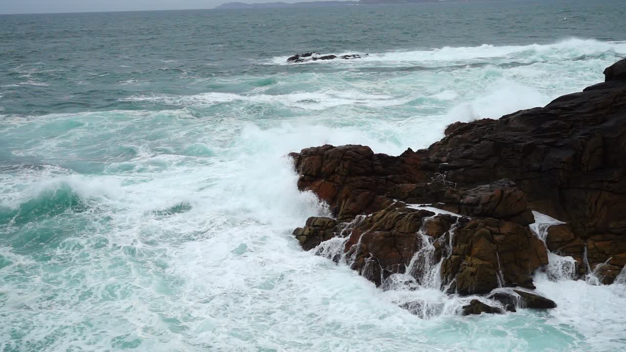 Rocce e oceano. La Coruña. Spagna. Movimento rallentato. Oceano Atlantico