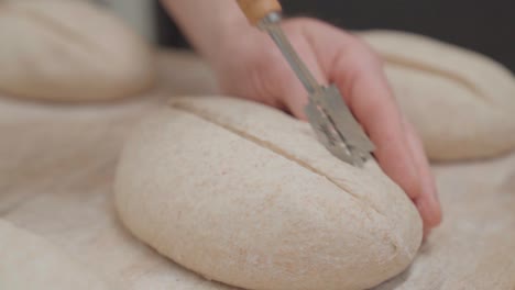 Zeitlupenvideo-Vom-Einschneiden-Des-Brots-Vor-Der-Gärung-Mit-Einem-Bäckermesser