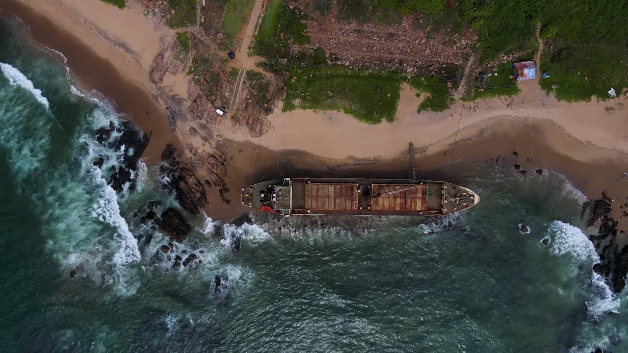 비자그에서 선박 붕괴를 드러내는 드론 촬영, 붕괴하는 선박과 은 바다 물 사이에서 놀라운 대조를 만니다.