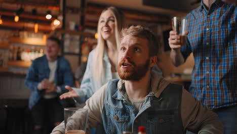 Porträt-Eines-Bärtigen-Männlichen-Rothaarigen-Fans,-Der-Mit-Freunden-In-Einer-Bar-Fußball-Schaut.-Fußball-Hockey-Basketball-Sportspiele.