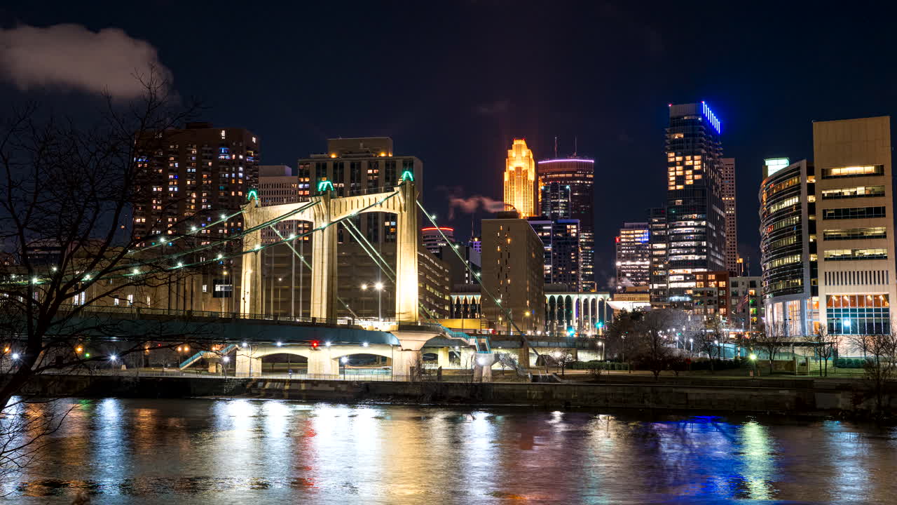 미니애폴리스의 미시시피 강을 가로지르는 헨핀 애비뉴 다리의 야간 풍경