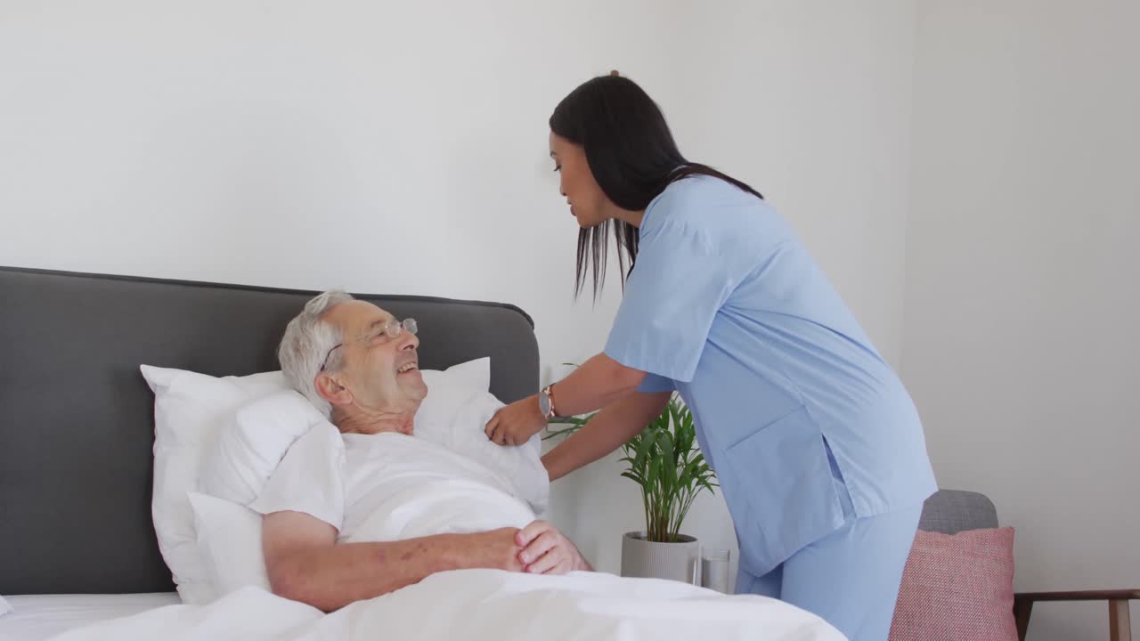 animación de una doctora biracial que cuida a un hombre mayor caucásico