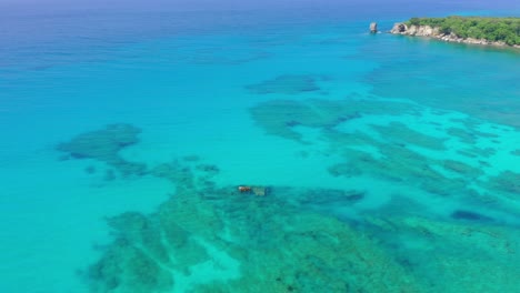 Versunkenes-Frachtschiffswrack,-Barco-Hundido,-Ein-Beliebter-Tauchplatz-Liegt-In-Den-Fantastischen-Klaren-Blauen-Wassern-Von-Las-Galeras-Mit-Tropischer-Kulisse-In-Der-Dominikanischen-Republik,-Drohnenantenne