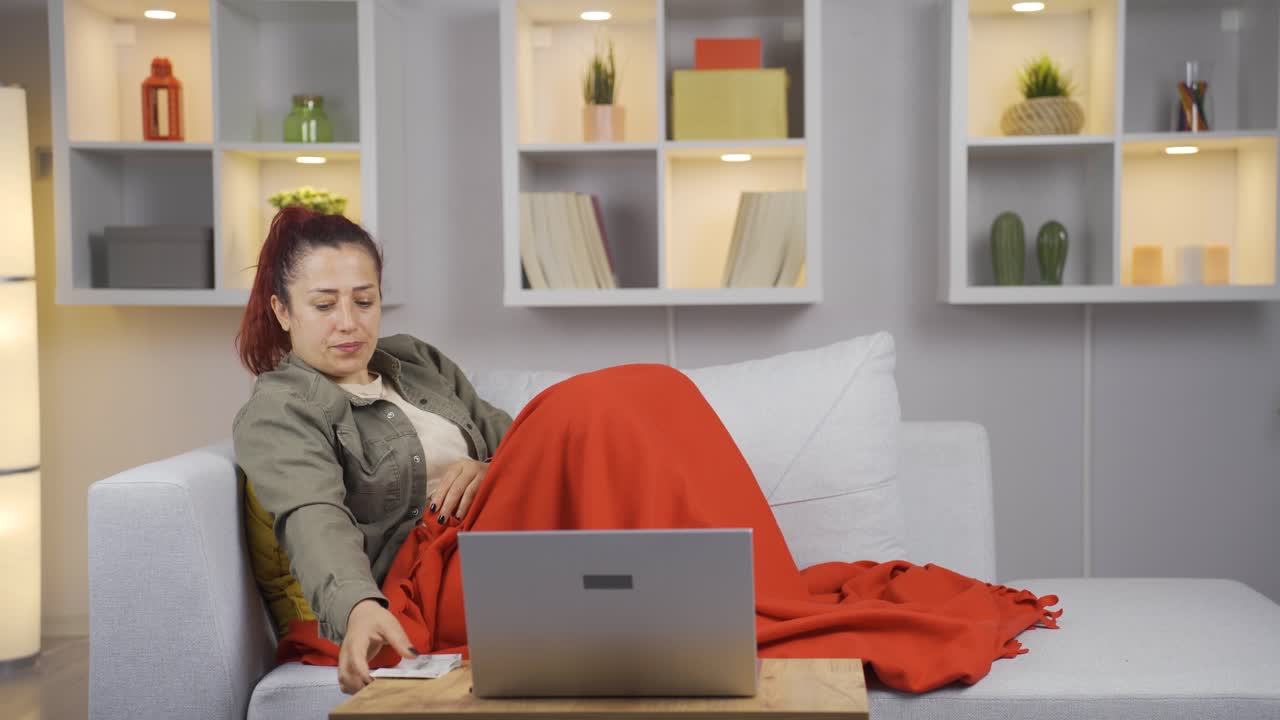 mujer confundida e indefensa debido a las altas facturas.