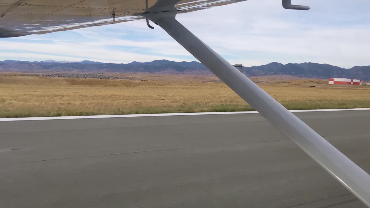 вид с крыла самолета cessna 182, взлетающего из столичного аэропорта колорадо rocky mountain в денвере