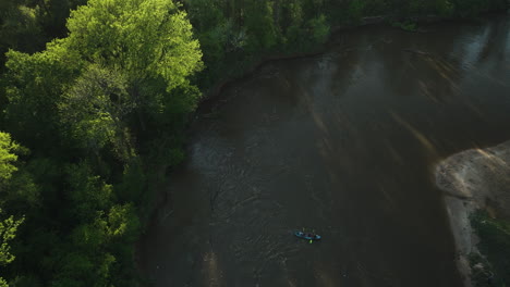 Vista-Superior-Del-Barco-En-Canoa-A-Lo-Largo-Del-Río-Wolf-Cerca-De-Collierville-En-El-Condado-De-Shelby,-Tennessee,-EE.UU.