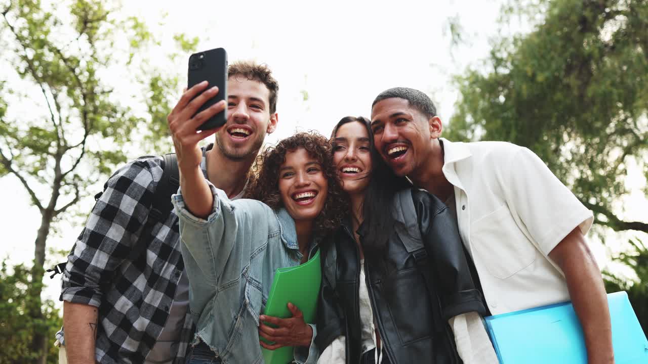 Studenti eterogenei felici che si scattano un selfie insieme all'aperto