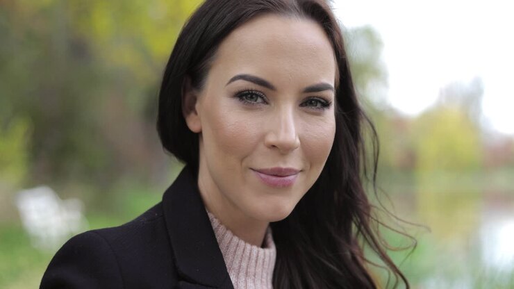 mujer mirando juguetonamente a la cámara