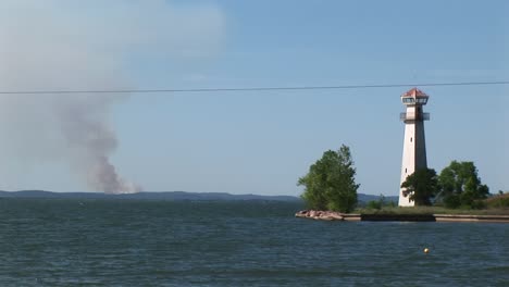 Mediumshot-De-Un-Faro-Con-Humo-En-El-Horizonte